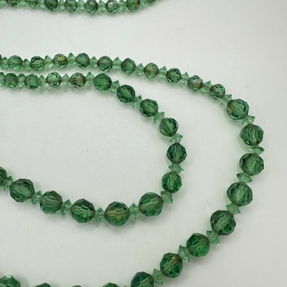 1950s vintage 38" green glass aurora borealis AB graduated beaded necklace - Picture 5 of 9